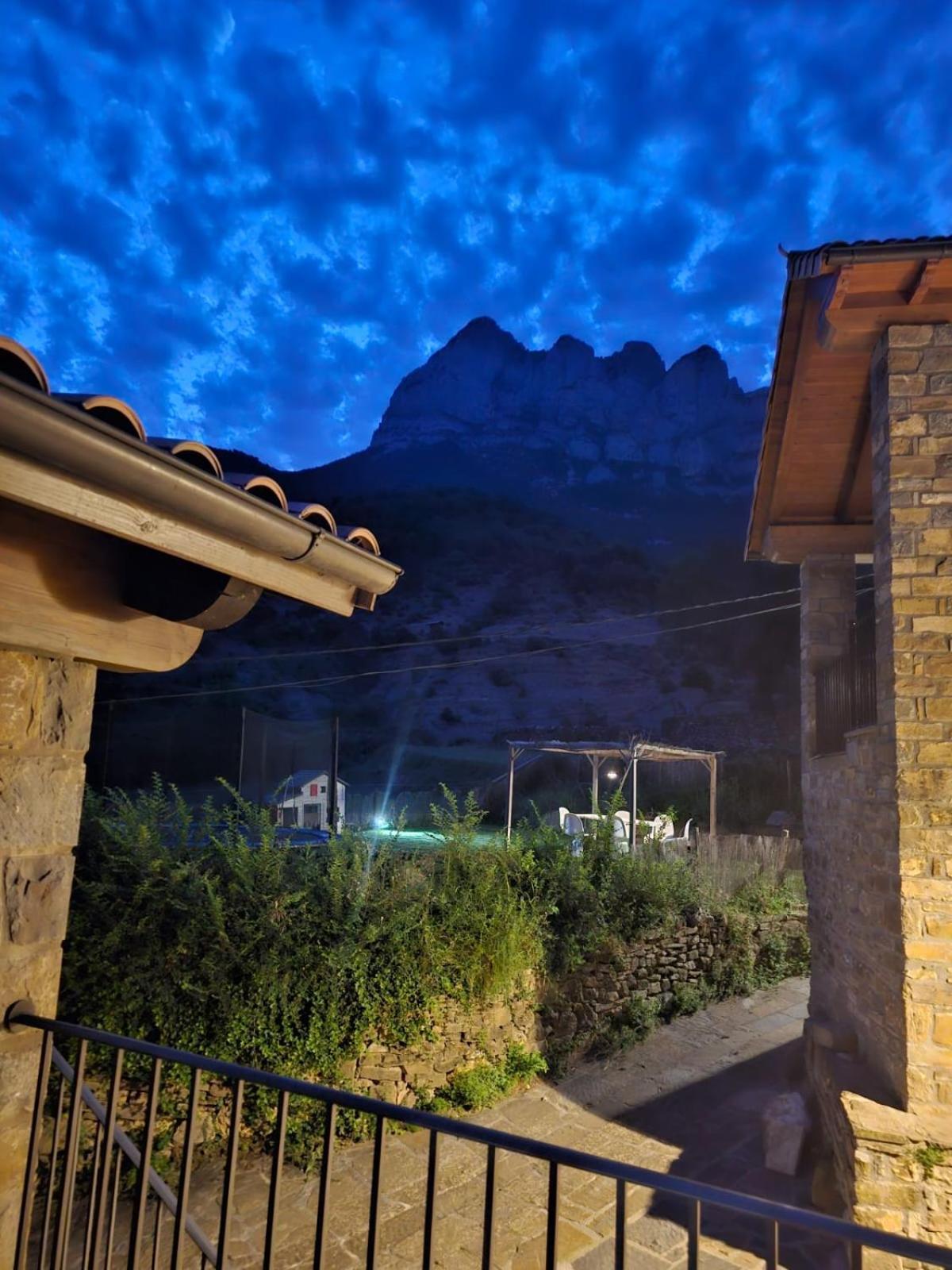 Apartamentos Bajo Pena Apartamentos Sanlorien El Pueyo de Araguas ภายนอก รูปภาพ